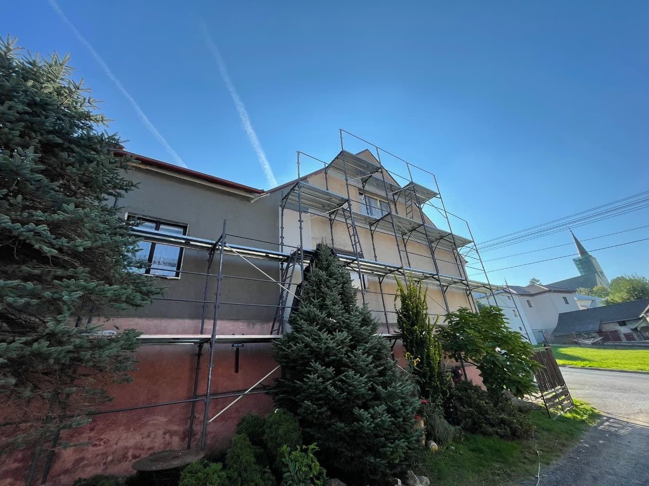 Oprava omítky, srovnání povrchu, lepení perlinky s lepidlem